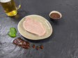 Schweinerückensteak Braumeister auf Teller angerichtet mit einer Schale Braumeister Marinade Kräutern und einem Glas Bier auf Schieferhintergrund