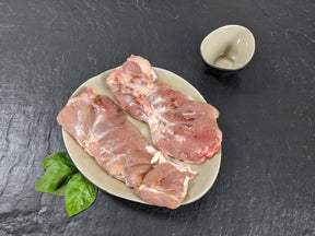 Spider Steak Kachelfleisch natur auf Teller angerichtet mit Kräutern auf Schieferhintergrund