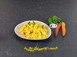 Puten Curry auf Teller angerichtet mit Petersilie Zwiebeln und Chilischoten auf Schieferhintergrund
