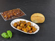 Currywurst in der Schale mit Brötchen auf Schieferhintergrund