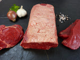 Alles vom argentinischen Rind Steak Paket Auswahl aus Argentinischem Roastebef Entrecote und Hüftsteaks auf Schieferhintergrund serviert mit Zwiebel Knoblauchknolle, Petersilie und Salzkörnern