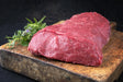 Jungbullen Roastbeef vom EIFEL Rind auf Holzbrett angerichtet mit Kräutern