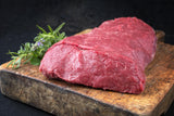 Jungbullen Roastbeef vom EIFEL Rind auf Holzbrett angerichtet mit Kräutern