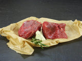 Argentinisches Filetsteak mit Rosmarin und Kräuterbutter auf Schieferhintergrund