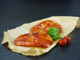 Schweinerückensteak Barbecue mit Cherry Tomaten und Basilikum auf Schieferhintergrund