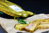 Schweinebauchscheibe Kräuter Knoblauch mit Petersilie auf Schieferhintergrund