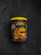 Freddy MehrCurry Sauce Glas auf Schieferhintergrund