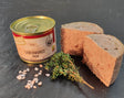 Grobe Leberwurst vom EIFEL Schwein angerichtet mit Rosmarin auf Schieferhintergrund