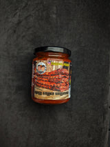 Spicy Smoke Sensation BBQ Sauce Glas auf Schieferhintergrund