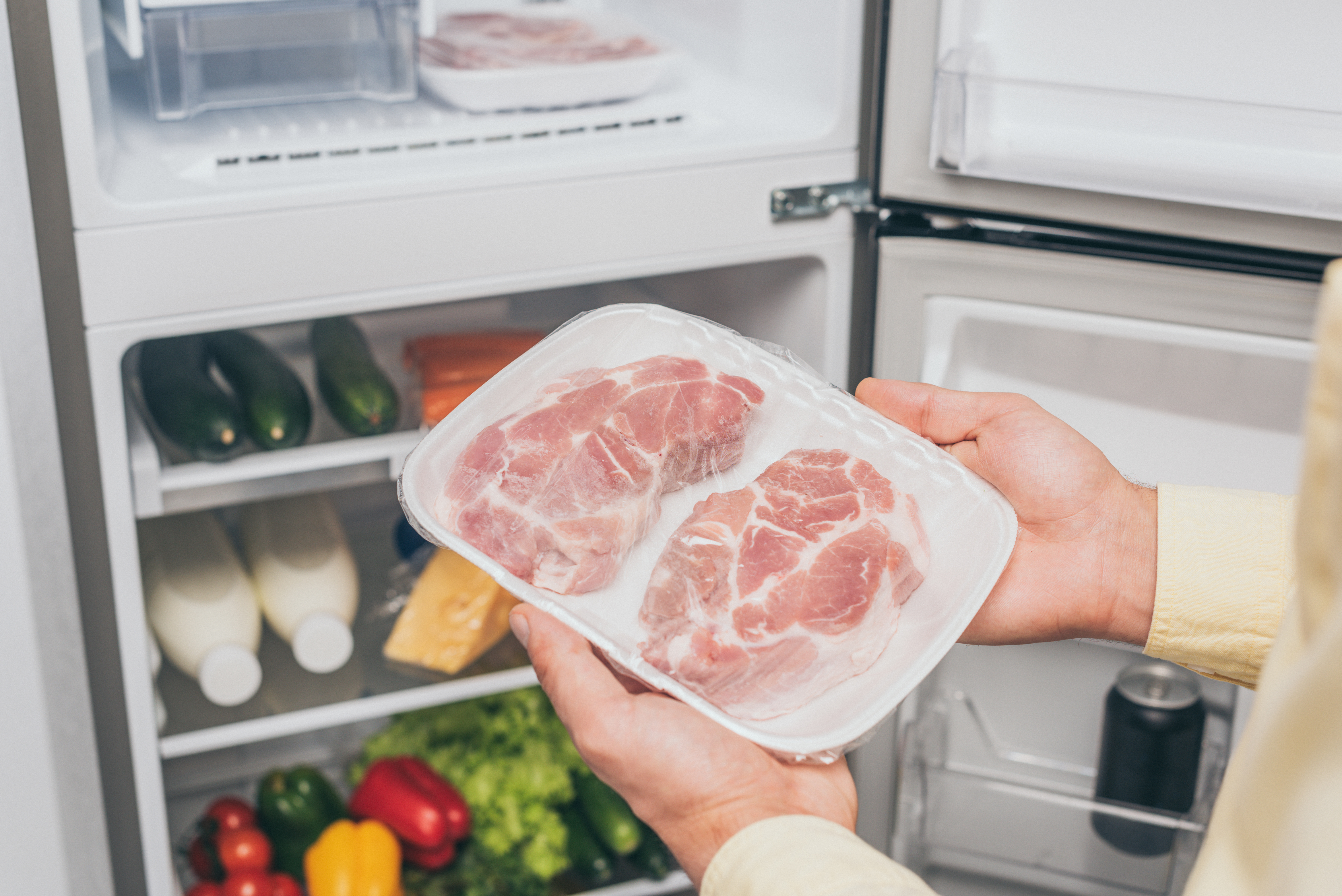 В холодильнике есть мясо. Холодильник для мяса. Морозильная камера для мяса. Хранение мяса в морозильной камере.